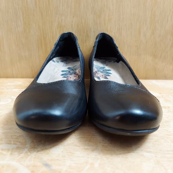 Taos Connection Women's US 7 Black Leather Slip On Pump Low Heel Shoes EUC - Picture 4 of 9